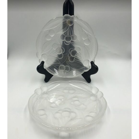 Vintage Frosted Glass Salad Plates Dinnerware Fruit Design Set of 2 Scalloped - Picture 1 of 10